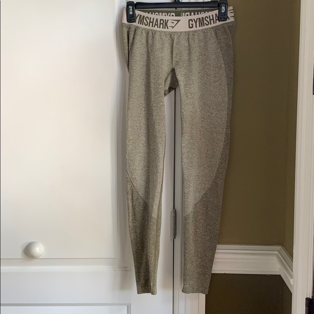 Gym shark leggings